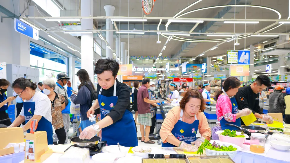 Sản phẩm thủ công và đặc sản vùng miền. Ảnh: MINH XUÂN