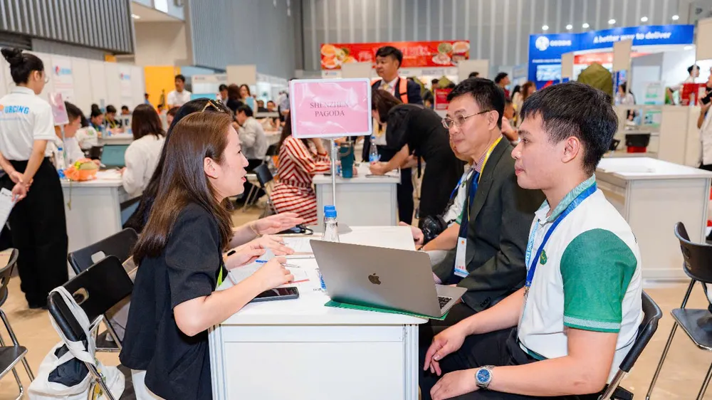 Đại diện các tập đoàn bán lẻ nước ngoài làm việc với doanh nghiệp Việt Nam để tìm nguồn cung ứng. Ảnh: BỘ CÔNG THƯƠNG