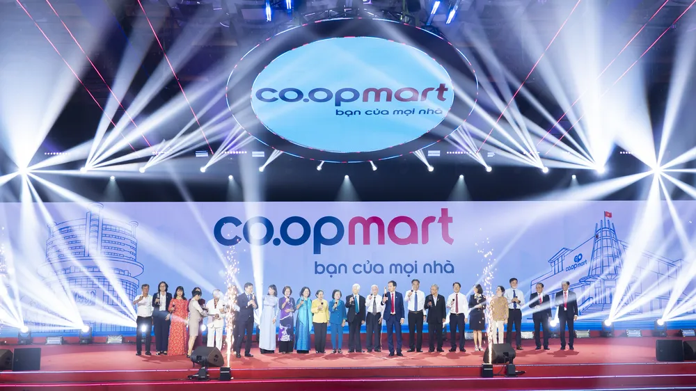 Các đồng chí nguyên lãnh đạo Đảng, Nhà nước, TP.HCM qua các thời kỳ cùng lãnh đạo Saigon Co.op chúc mừng kỷ niệm 30 năm thành lập thương hiệu Co.opmart. Ảnh: MINH XUÂN
