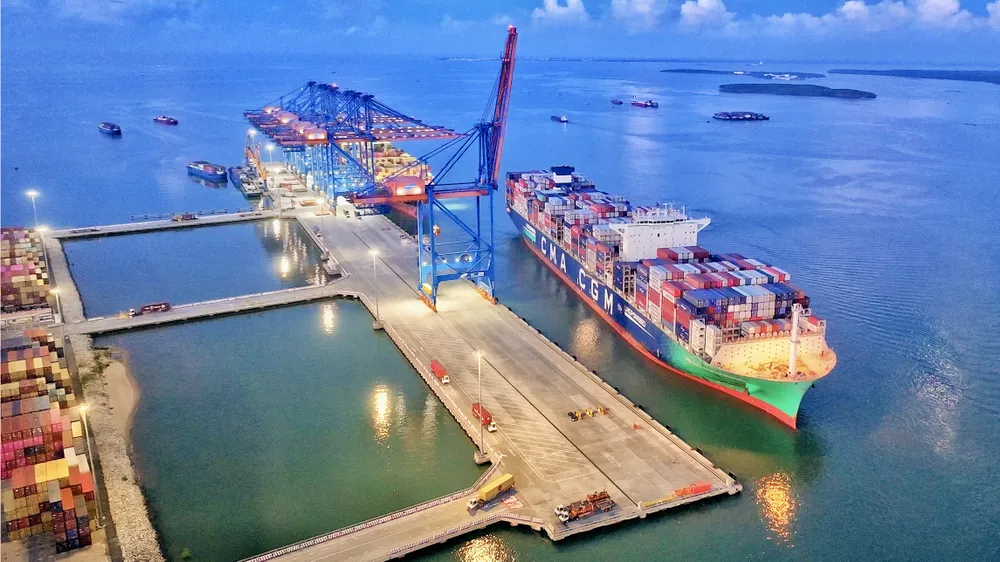 Hoạt động xếp dỡ container tại cảng Cái Mép - Thị Vải. Ảnh: THÀNH HUY