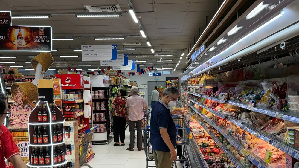 Nhiều mặt hàng thực phẩm, công nghệ được Saigon Co.op giảm giá mạnh nhằm hỗ trợ sức mua cho người tiêu dùng. Ảnh HỒNG CHÂU