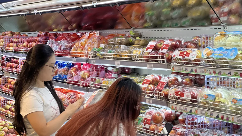 Không gian trưng bày hàng hoá được thiết kế lại để người tiêu dùng dễ nhận diện nhóm hàng hoá cần mua. Ảnh HỒNG CHÂU