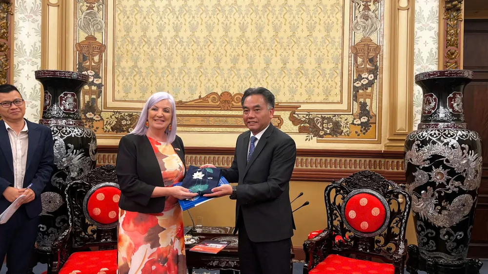 Phó Chủ tịch Thường trực UBND TPHCM Nguyễn Lộc Hà trao quà lưu niệm cho bà Robyn Cahill, Bộ trưởng Thương mại, Kinh doanh và Quan hệ châu Á của Chính quyền Lãnh thổ Bắc Australia. Ảnh: MINH XUÂN