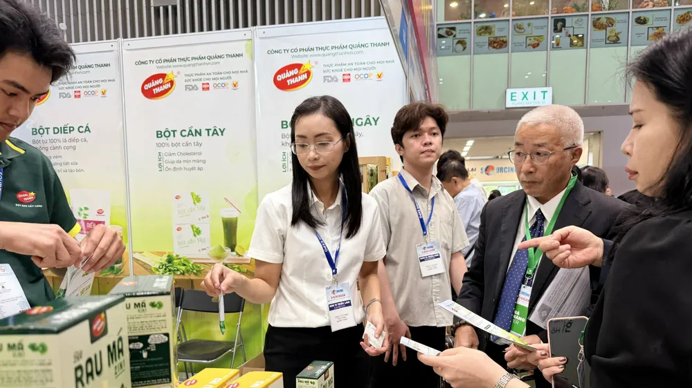 Doanh nghiệp giới thiệu sản phẩm, tìm kiếm cơ hội kết nối với các đối tác tại Vietnam International Sourcing 2026. Ảnh: HOÀNG HÙNG