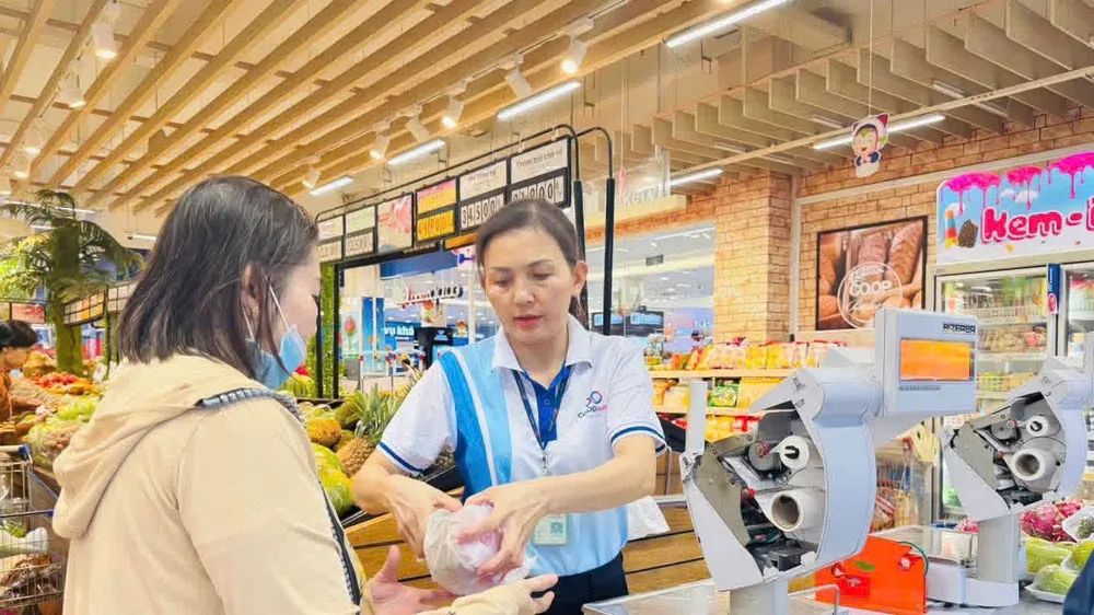 Không khí mua sắm nhộn nhịp tại Co.opmart trong những ngày đầu tháng 9. Ảnh: MINH XUÂN