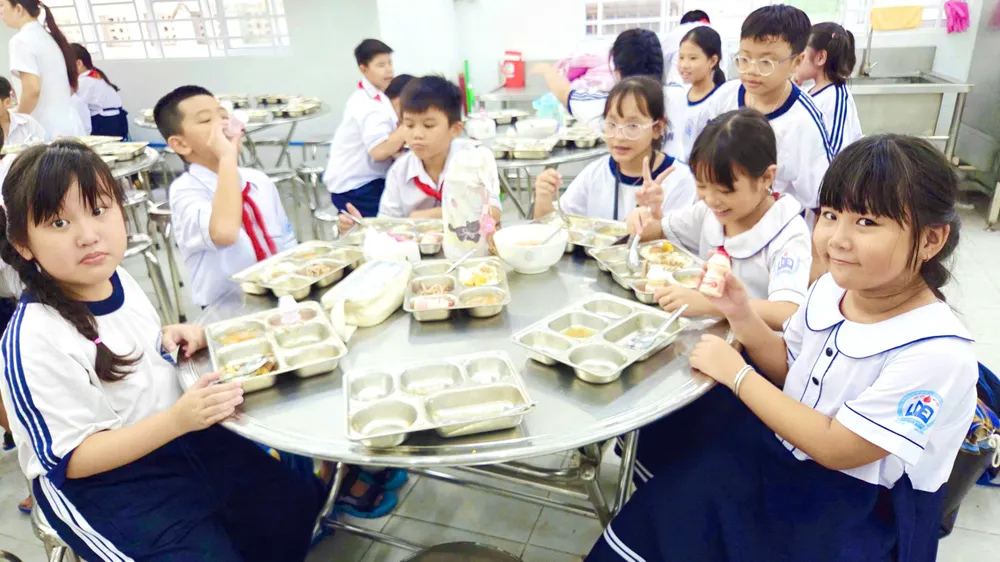 Học sinh Trường Tiểu học Lê Quý Đôn dùng bữa trưa bán trú. Ảnh MINH XUÂN