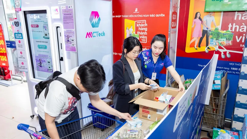 Khu vực tự đóng gói bằng thùng carton tại Co.opmart góp phần khuyến khích khách hàng giảm sử dụng túi nilon. Ảnh MINH XUÂN