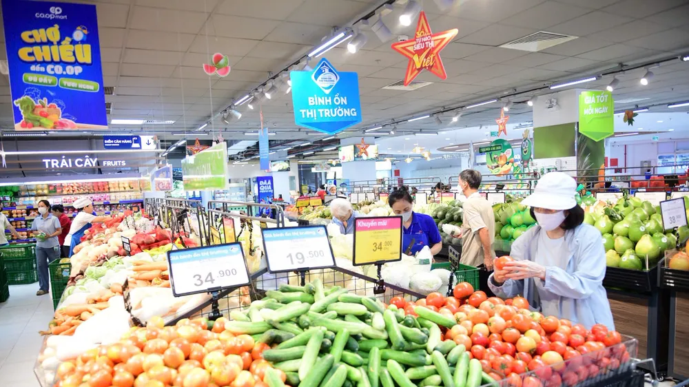 Khách hàng lựa chọn hàng thiết yếu tại Co.opmart. Giá cả, chất lượng và sự thuận tiện ngày càng trở thành những yếu tố cạnh tranh của bán lẻ hiện đại. Ảnh: MINH XUÂN