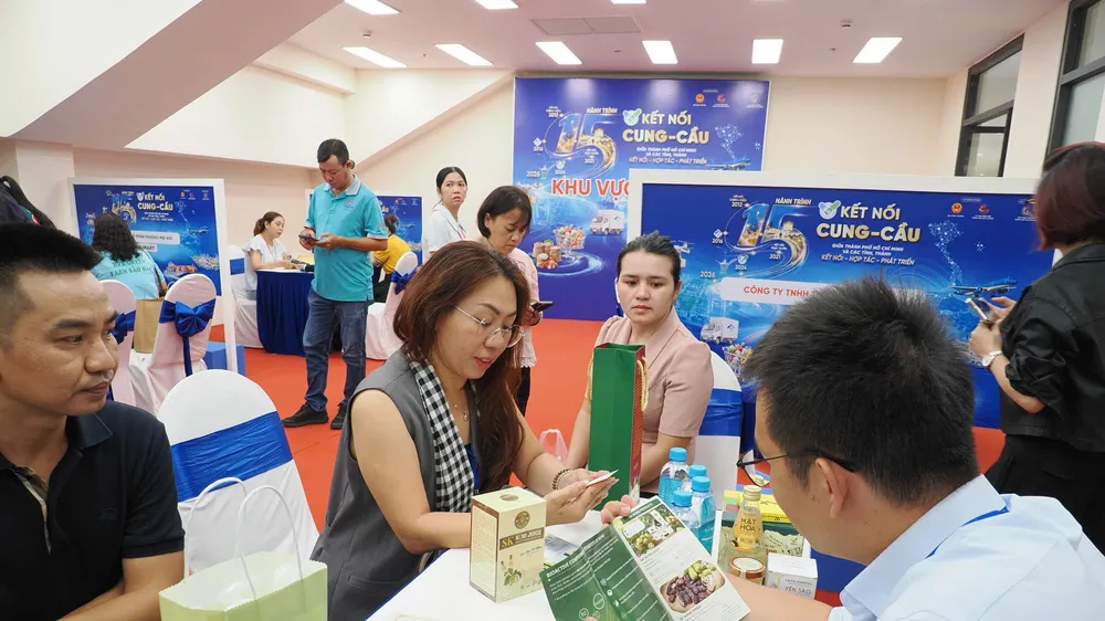 Sản phẩm OCOP, đặc sản địa phương được giới thiệu, kết nối vào hệ thống phân phối tại TPHCM. Ảnh: MINH XUÂN