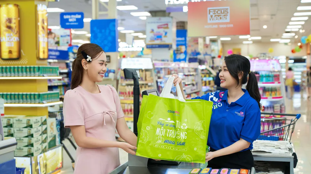 Saigon Co.op tăng cường hoạt động kêu gọi người tiêu dùng hạn chế sử dụng túi nilon nhằm bảo vệ môi trường. Ảnh MINH XUÂN