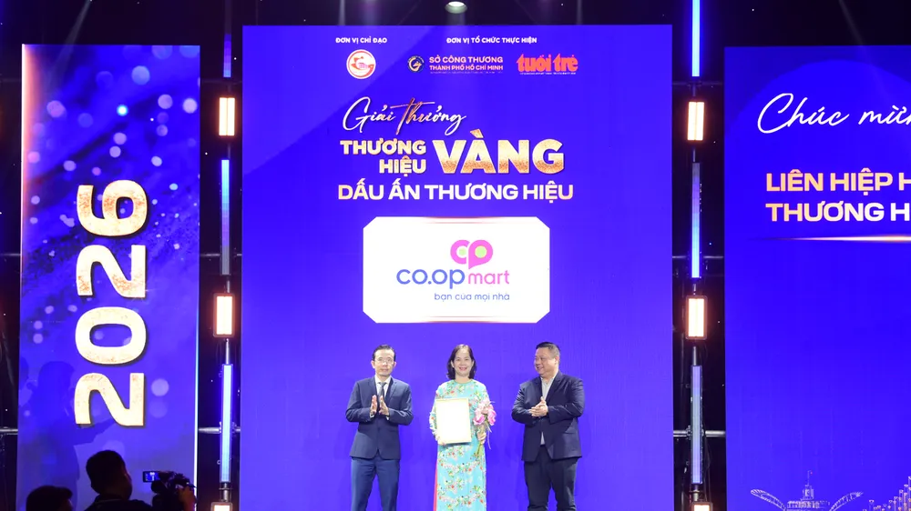 Đại diện Saigon Co.op nhận danh hiệu Dấu ấn Thương hiệu dành cho Co.opmart tại Lễ trao Giải thưởng Thương hiệu Vàng TPHCM năm 2026. Ảnh: MINH XUÂN