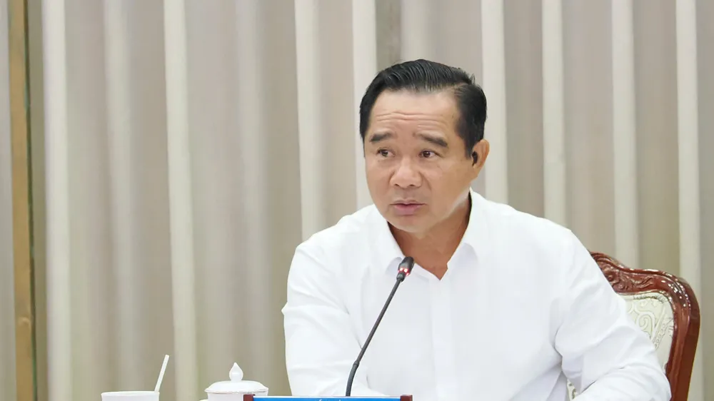 Chủ tịch UBND TPHCM Nguyễn Văn Được chủ trì cuộc họp rà soát công tác chuẩn bị AEF 2026 sáng 26-10. Ảnh HÙNG TRIỀU