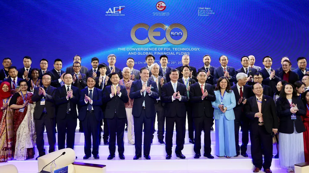 Các đại biểu trong nước và quốc tế chụp ảnh lưu niệm tại Diễn đàn Kinh tế Mùa thu 2026. Ảnh: HÙNG - TRIỀU