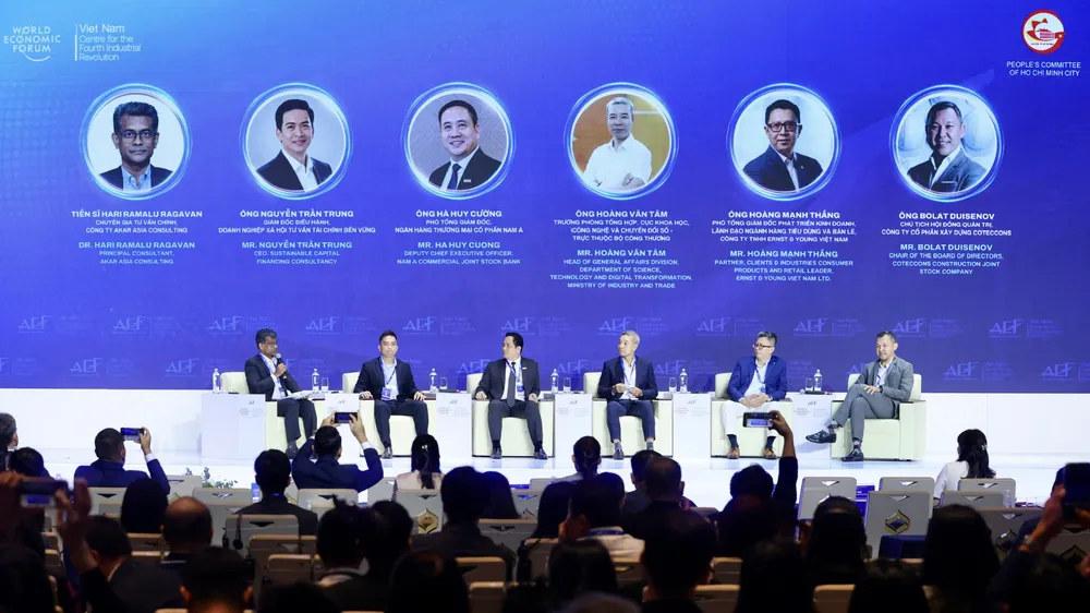 Các diễn giả trao đổi về khung tiêu chuẩn ESG quốc tế và cách lồng ghép vào chiến lược, vận hành doanh nghiệp. Ảnh: HÙNG TRIỀU