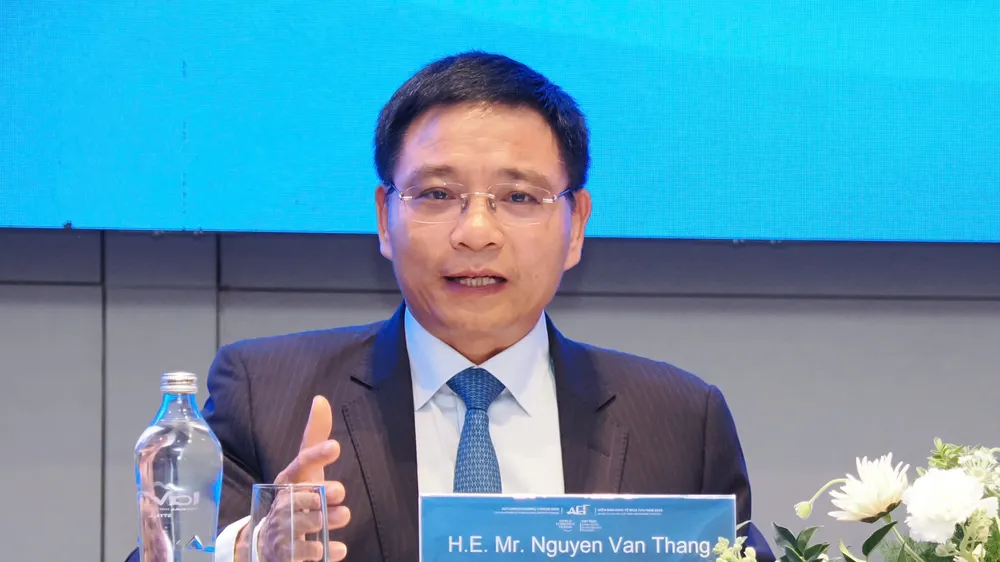 Phó Thủ tướng Nguyễn Văn Thắng phát biểu tại buổi làm việc với đại diện các thành viên Trung tâm Tài chính quốc tế Việt Nam tại TPHCM, chiều 28-10. Ảnh: HÙNG - TRIỀU