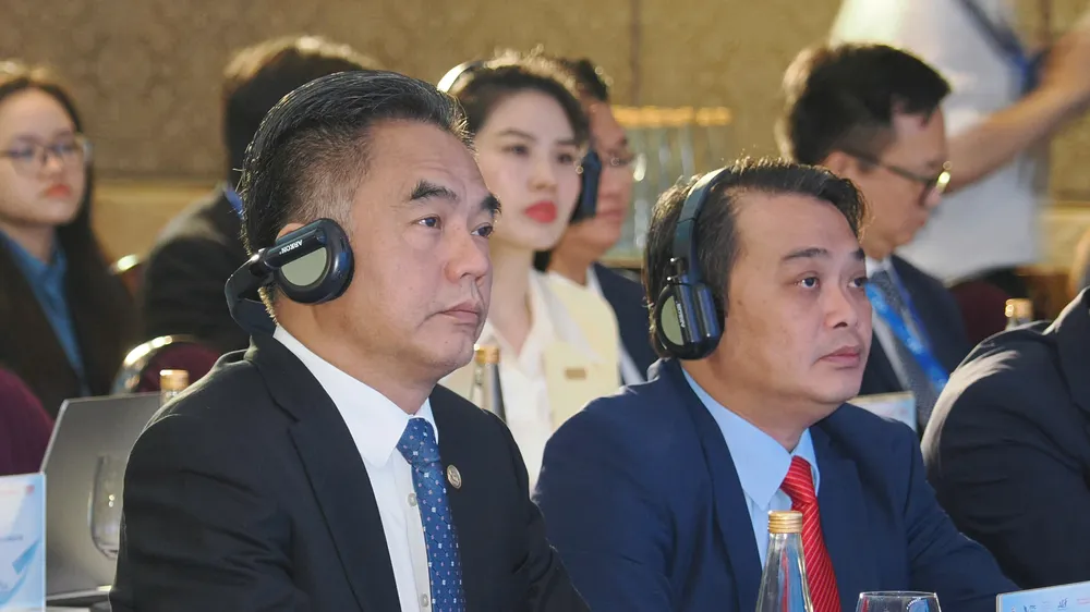 Phó Chủ tịch Thường trực UBND TPHCM Nguyễn Lộc Hà cùng các đại biểu tham dự Hội thảo Doanh nghiệp Việt Nam – Trung Quốc với chủ đề “Kết nối sản xuất, logistics và chuỗi giá trị toàn cầu”, sáng 29-10. Ảnh: HÙNG TRIỀU