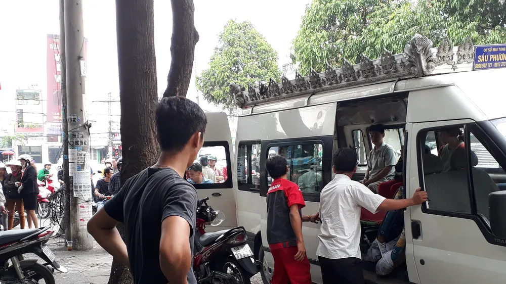 Lực lượng chức năng đưa thi thể nạn nhân về nhà xác bệnh viện phục vụ công tác điều tra