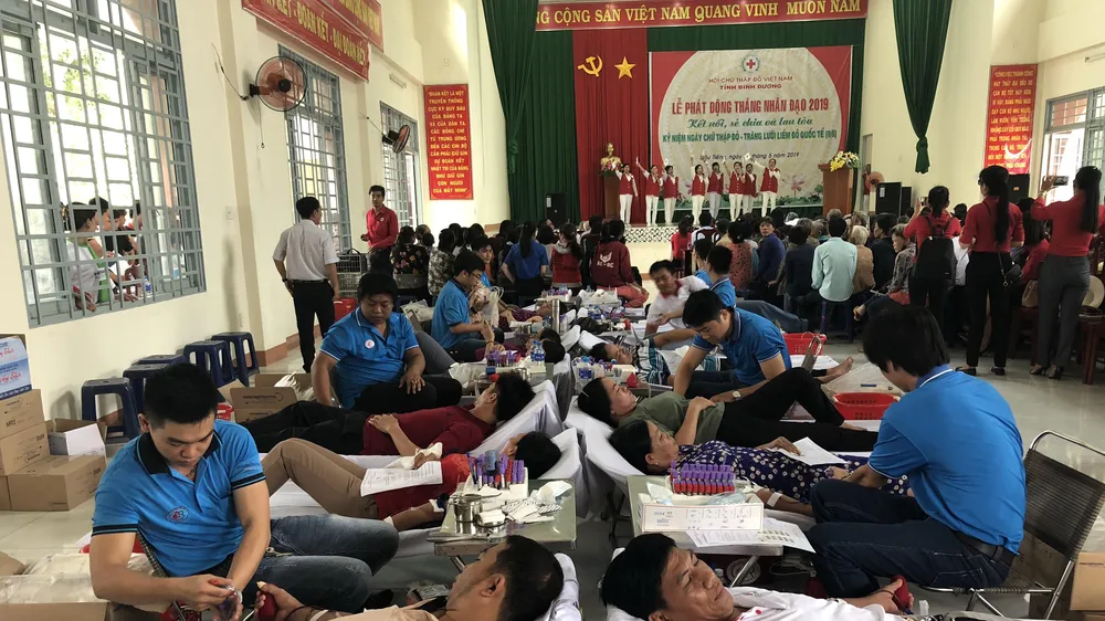 Các tình nguyện viên tham gia hiến máu trong ngày phát động tháng nhân đạo