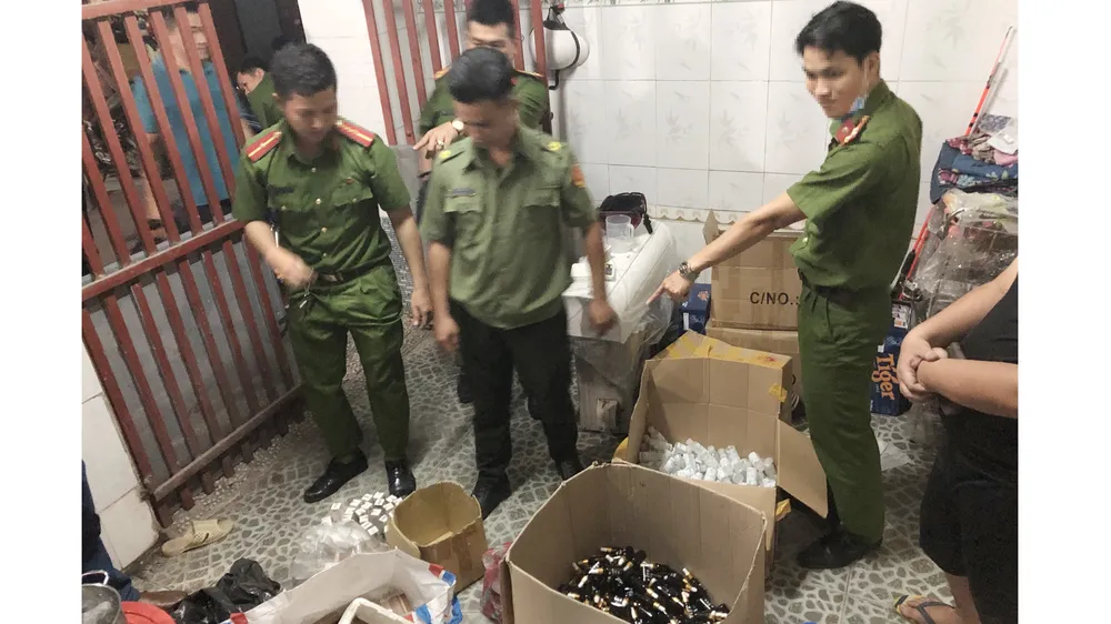 Lực lượng chức năng tại hiện trường xưởng sản xuất hàng giả