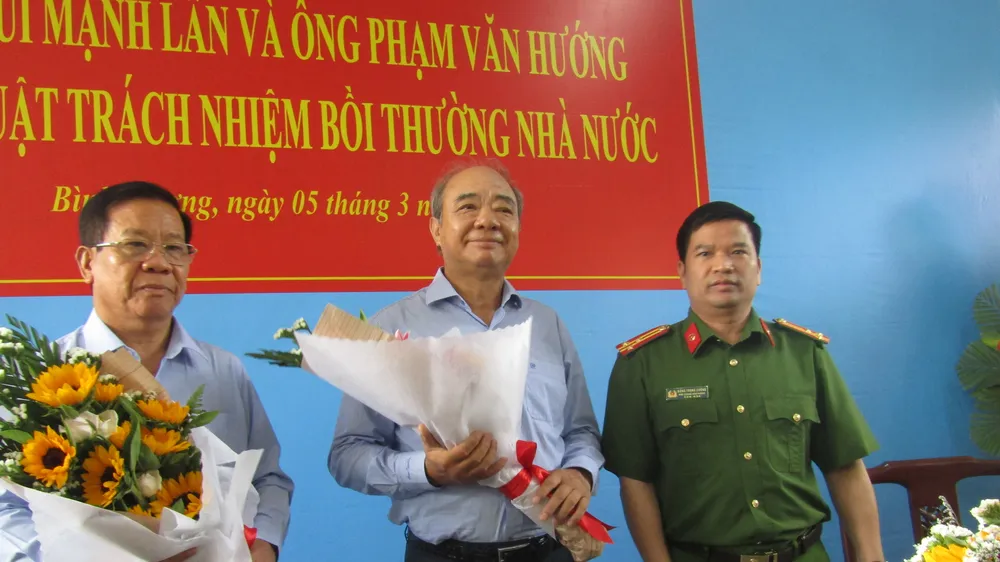 Thượng tá Đặng Trọng Cường tặng hoa 2 người bị bắt giam không có lệnh hợp pháp tại buổi xin lỗi
