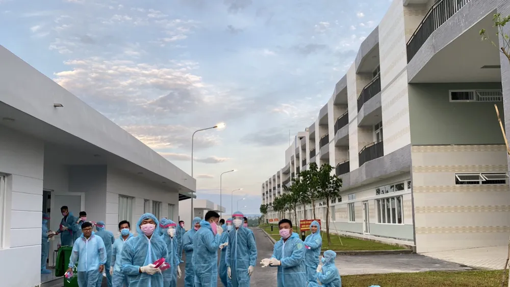 Lực lượng chức năng tại khu vực cách ly y tế huyện Bàu Bàng