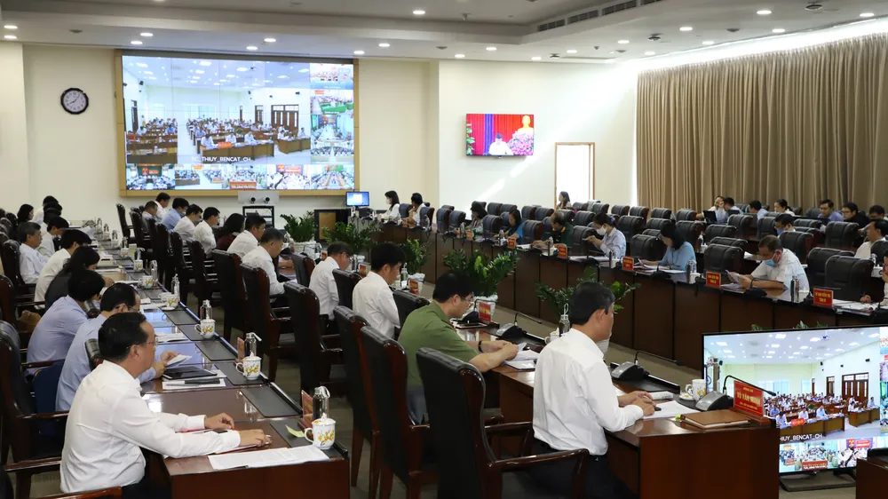 Các đại biểu tham dự buổi đối thoại trực tuyến tại điểm cầu Trung tâm hành chính tỉnh Bình Dương