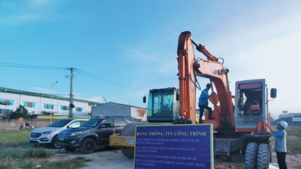 Tập kết phương tiện thi công hệ thống thoát nước trước mùa mưa