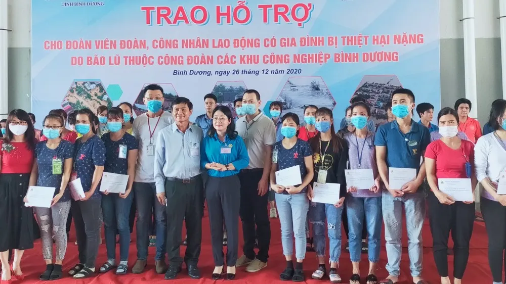 Lãnh đạo Ủy ban MTTQ Việt Nam tỉnh Bình Dương và LĐLĐ tỉnh Bình Dương trao tiền hỗ trợ cho công nhân