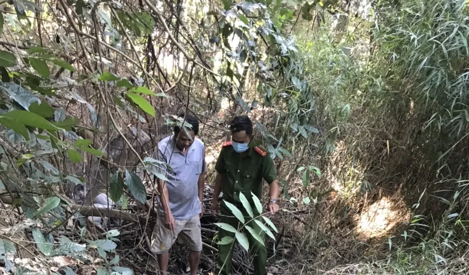 Lực lượng chức năng kiểm tra hiện trường xả thải. Ảnh: XUÂN TRUNG