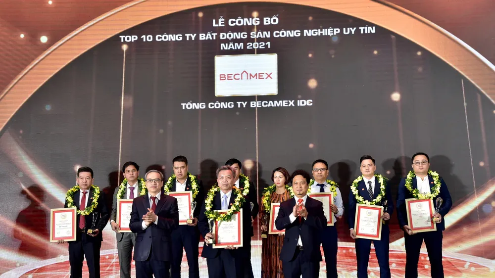 Đại diện Tổng Công ty Becamex IDC tại lễ vinh danh