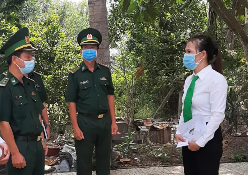 Lực lượng chức năng thưởng nóng chị X. vì tố giác người nhập cảnh trái phép