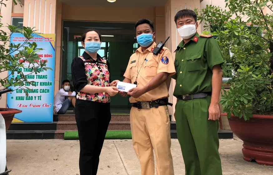 Bà Nguyễn Thị Ngọc Châu, Chủ tịch UBND phường Vĩnh Phú, TP Thuận An biểu dương kịp thời lực lượng chức năng