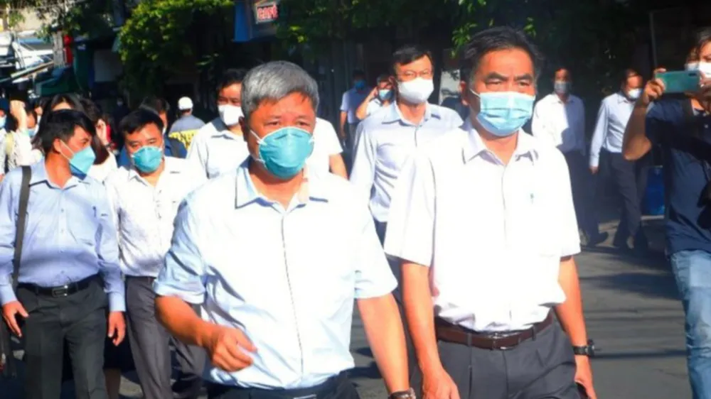 Đoàn công tác của Bộ y tế làm việc đi kiểm tra khu vực nhà trọ tại TP Thuận An
