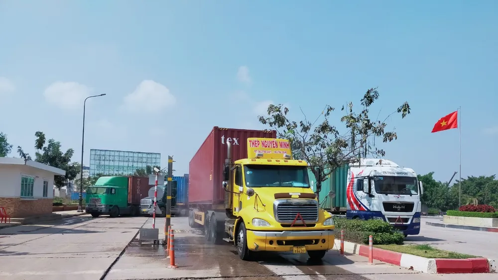 Các phương tiện qua lại cửa khẩu Mộc Bài được xịt sát khuẩn tự động