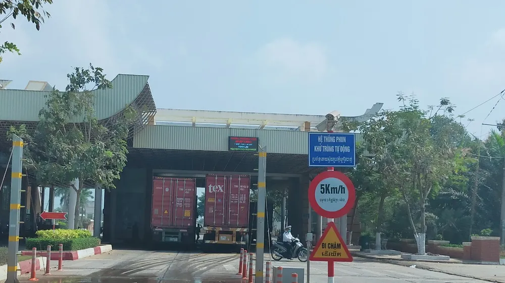 Phương tiện qua lại cửa khẩu Mộc Bài bắt buộc phải qua hệ thống sát khuẩn tự động