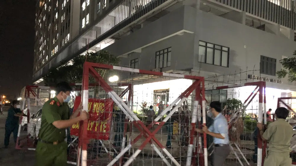Sáng 6-7, TP Thủ Dầu Một, tỉnh Bình Dương đã khoanh vùng cách ly y tế tạm thời đối với cửa hàng xăng dầu số 03, đường Cách Mạng Tháng Tám, khu phố 1, phường Chánh Nghĩa và cửa hàng xăng dầu số 04 cùng thuộc Công ty Xăng dầu Sông Bé (Petrolimex) trên đường