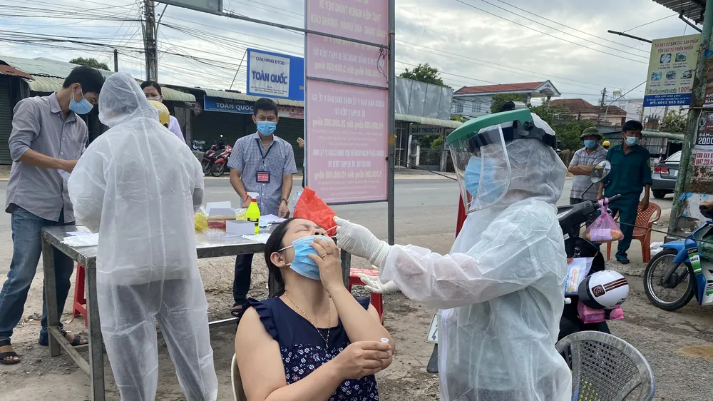 Nhân viên y tế lấy mẫu tầm soát Covid-19 cho người dân huyện Châu Thành, tỉnh Tây Ninh