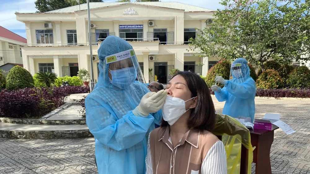 Nhân viên Y tế Tây Ninh lấy mẫu xét nghiệm tầm soát cho người dân