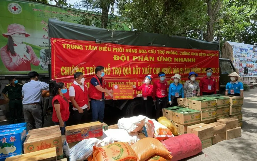 Đội phản ứng nhanh tỉnh Bình Dương tặng hàng hóa cứu trợ cho Trung tâm nhân đạo Quê Hương