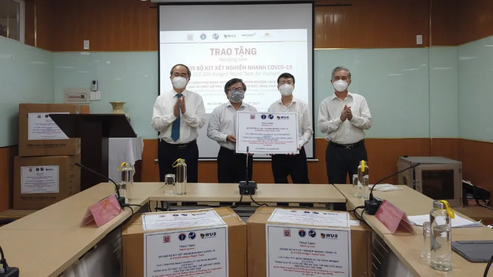 Viện Pasteur TPHCM tiếp nhận hơn 203.500 bộ kit xét nghiệm nhanh Covid-19
