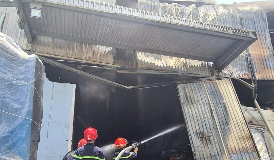 Lực lượng chức năng tích cực phun nước chữa cháy