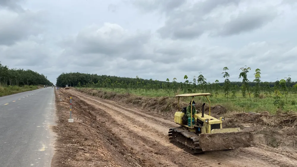 Dự án đường ĐT.794 đoạn từ ngã ba Kà Tum đến cầu Sài Gòn (giai đoạn 2), huyện Tân Châu đang được triển khai thi công