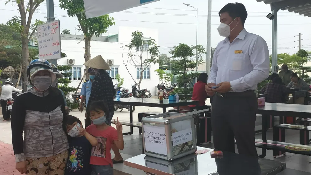 Nhiều người dân ấm lòng với quán cơm 2.000 đồng. Ảnh: XUÂN TRUNG