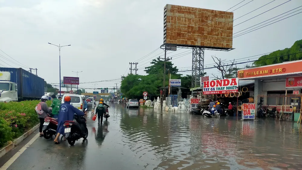 Bình Dương: Mưa lớn gây ngập ở nhiều nơi