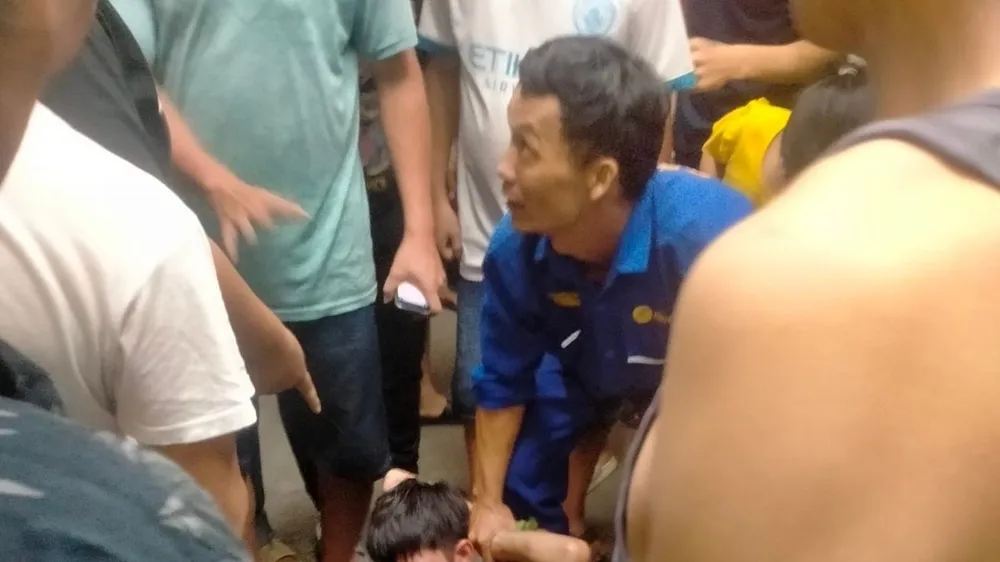 Đập kính tiệm vàng ở Bình Dương, ném trang sức ra đường 