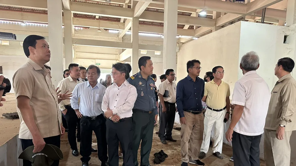 Đoàn công tác tỉnh Tây Ninh và tỉnh Tboung Khmum, Vương quốc Campuchia khảo sát hoạt động chợ Đa