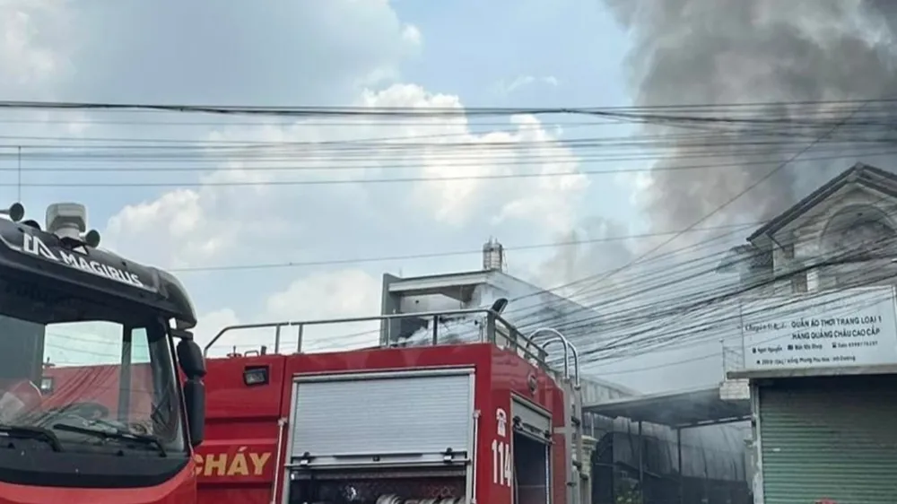 Bình Dương: Dập tắt đám cháy tại cơ sở chứa hàng hóa ở TP Thủ Dầu Một