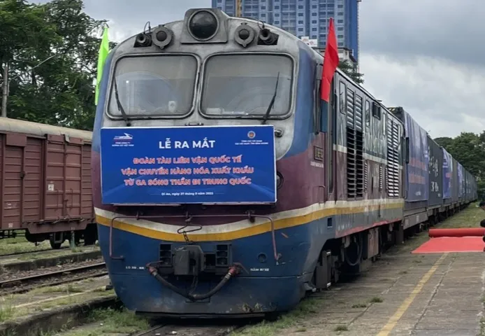 Ra mắt đoàn tàu liên vận quốc tế vận chuyển hàng hóa xuất khẩu từ ga Sóng Thần đi Trung Quốc 