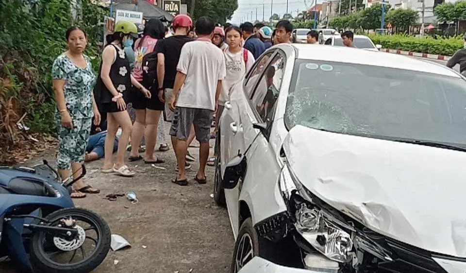 Bình Dương: Ô tô lao lên vỉa hè húc văng nhiều xe máy khiến nhiều người thương vong 