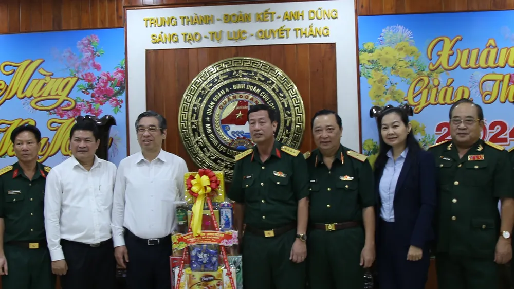 Đồng chí Nguyễn Phước Lộc tặng quà chúc mừng năm mới cán bộ, chiến sĩ Quân đoàn 4